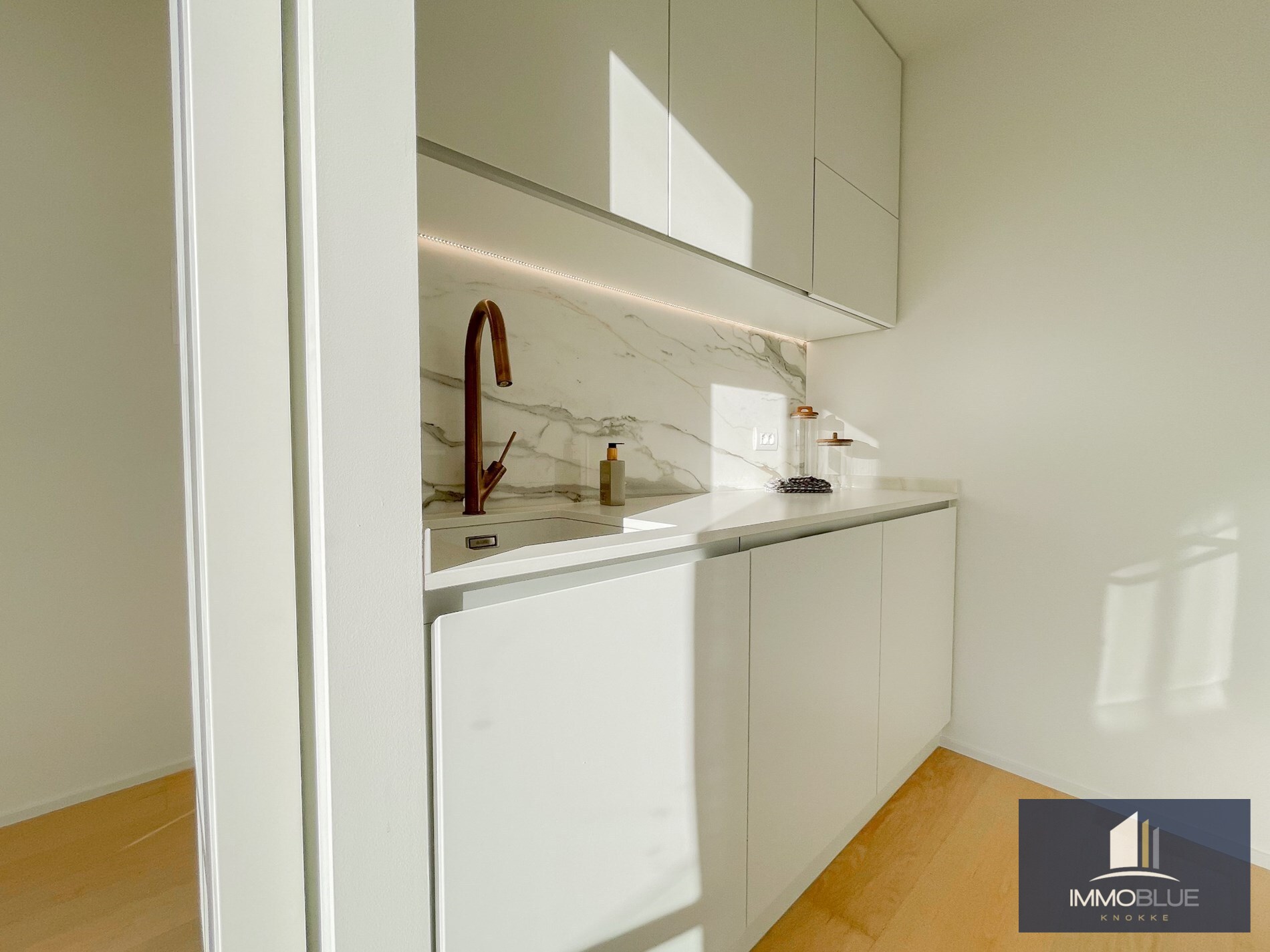 Appartement met zijdelings zeezicht en een ruim zuidwest gericht terras. 