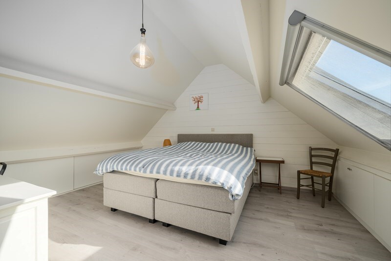 Instapklare, gerenoveerde gezinswoning met garage en oprit in hartje Zeebrugge 