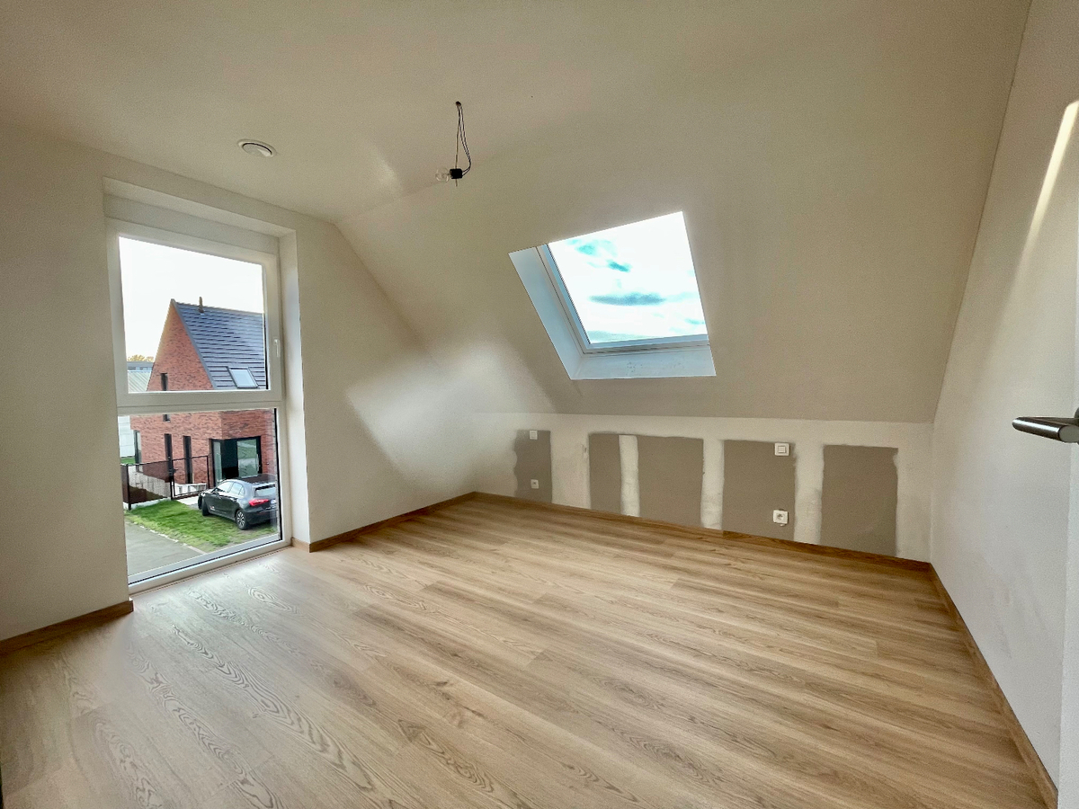 6% BTW mogelijk! Halfopen nieuwbouwwoning met 3 slaapkamers 