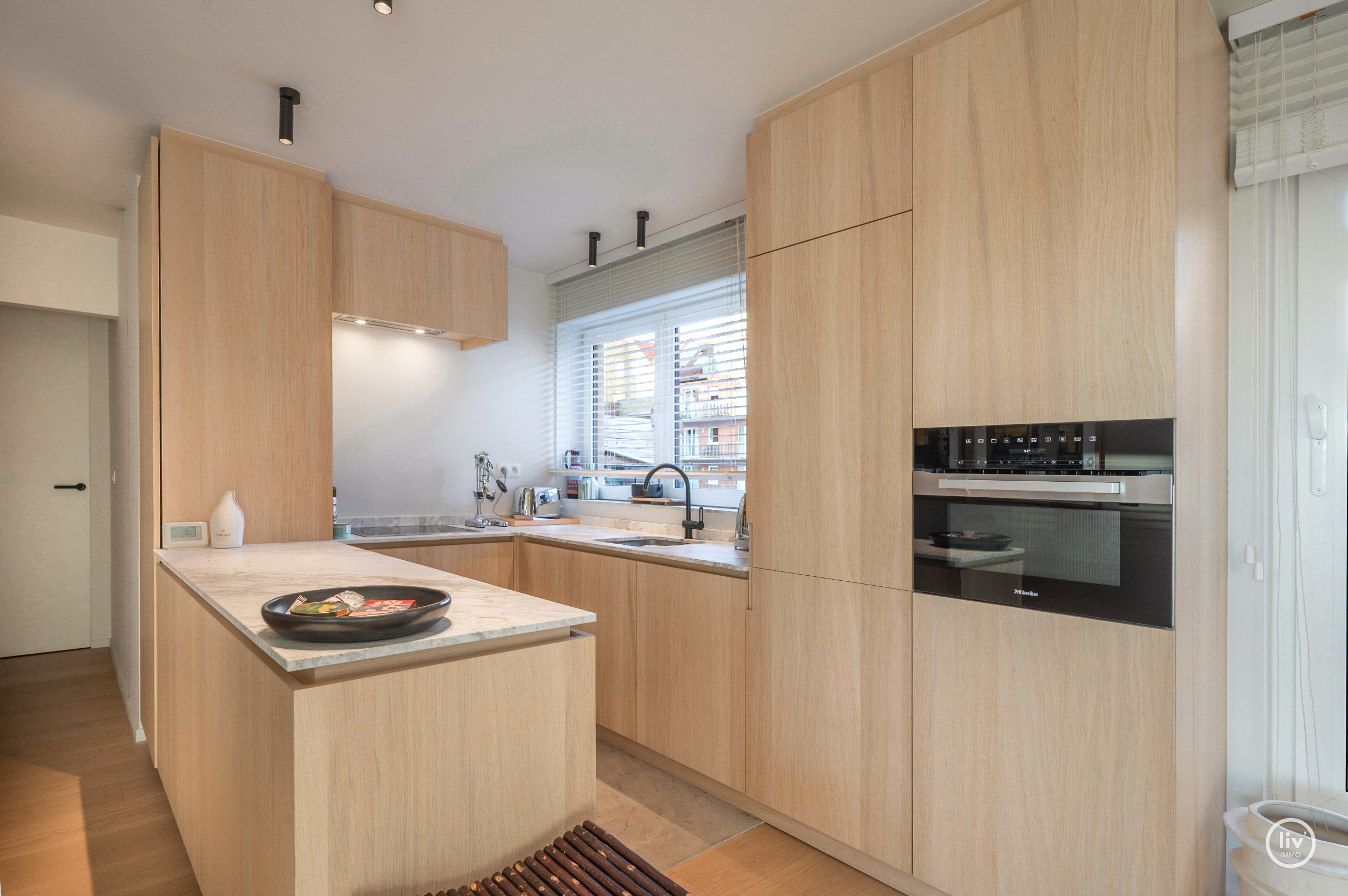 Voici la traduction en français :Appartement lumineux et également en penthouse, idéalement situé entre le Zoute et le centre commercial (possibilité d'acquérir une place de garage à proximité de l'ap 