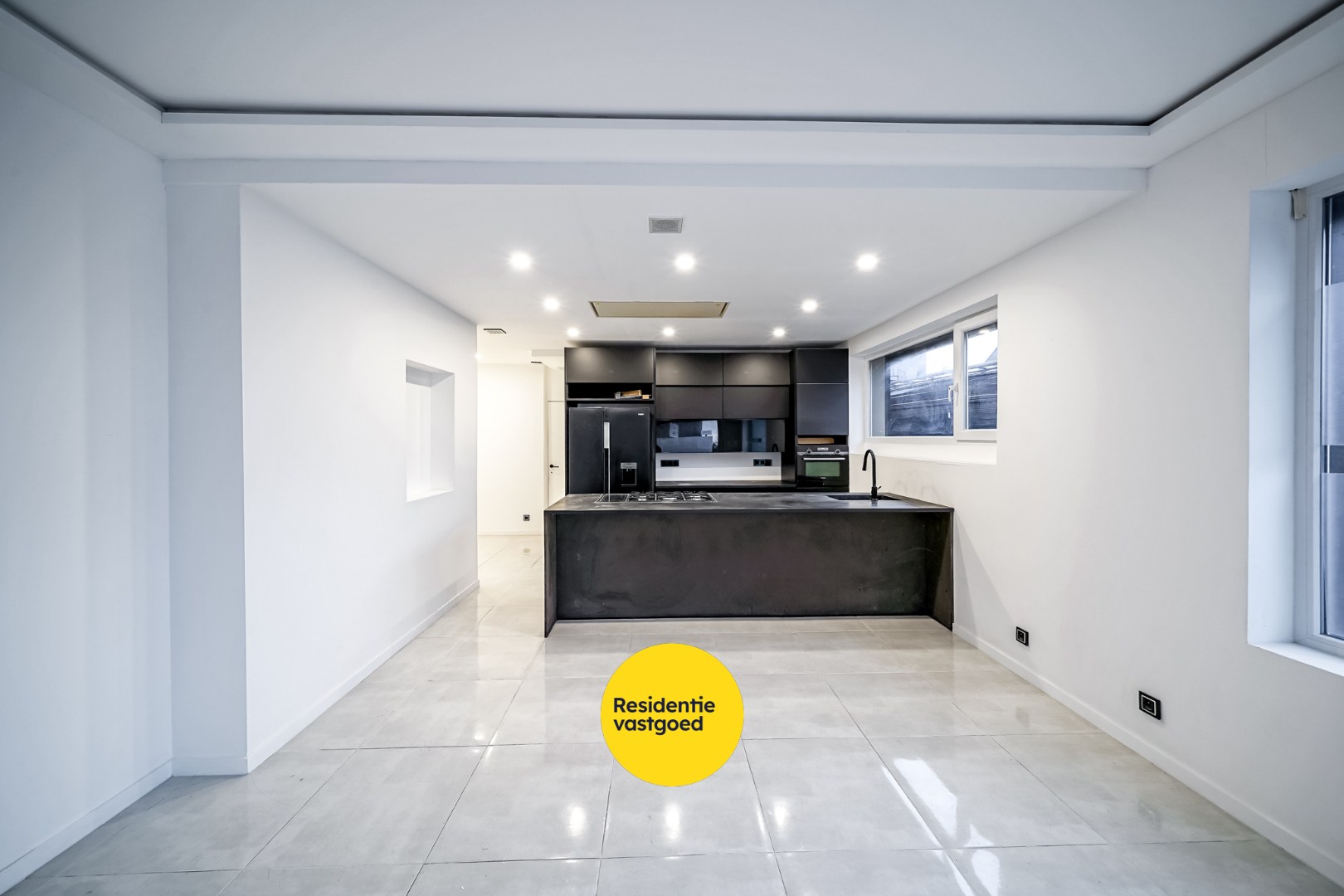 Recent gerenoveerde hoekwoning met garage, koer én dakterras in Stene 