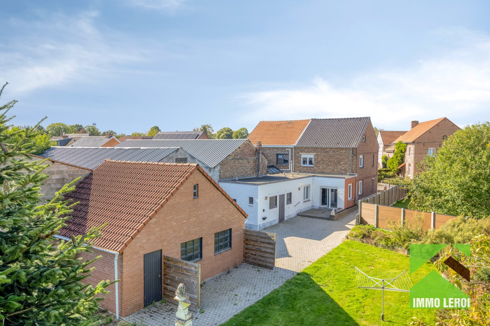 Achteraanzicht woning en garage