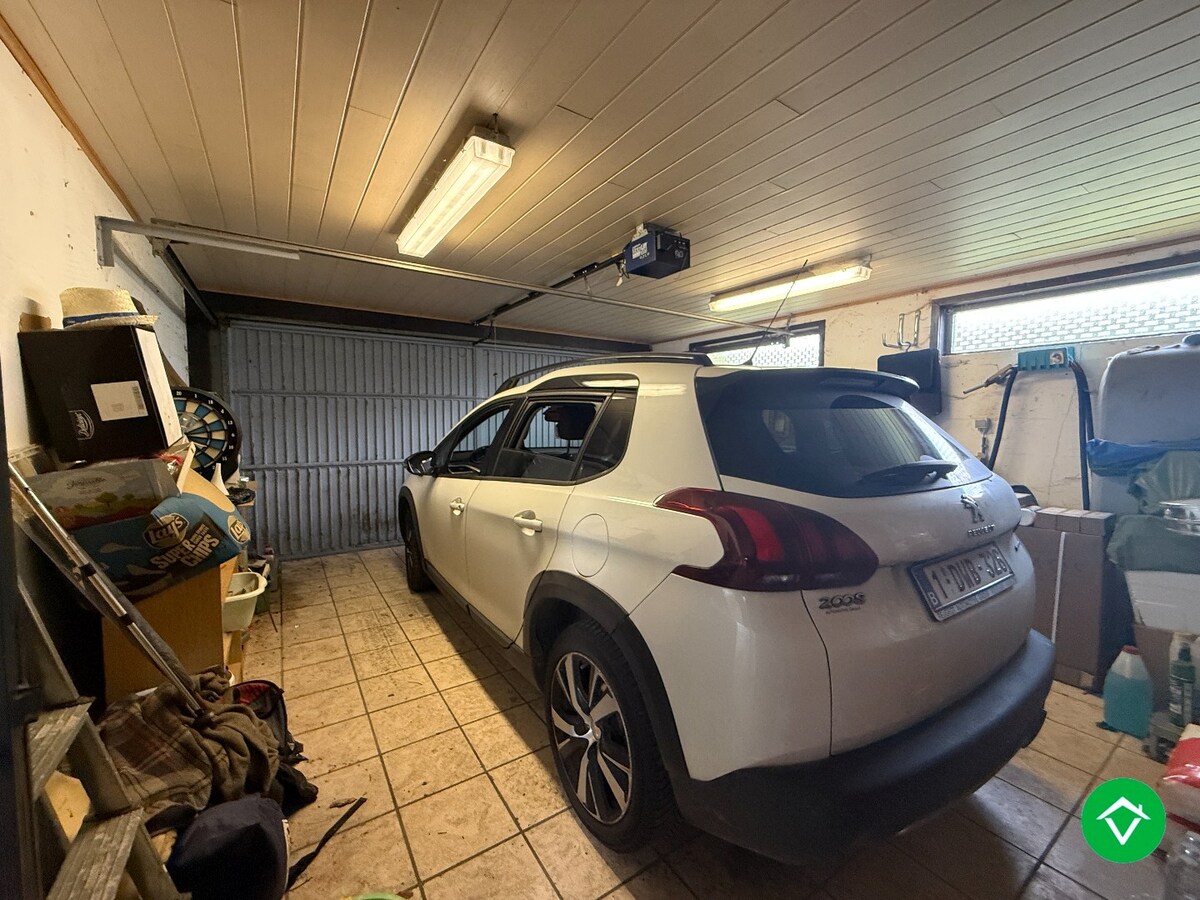 Rustig gelegen gelijkvloerse halfopen woning met 2 slpk's + dubbele garage 