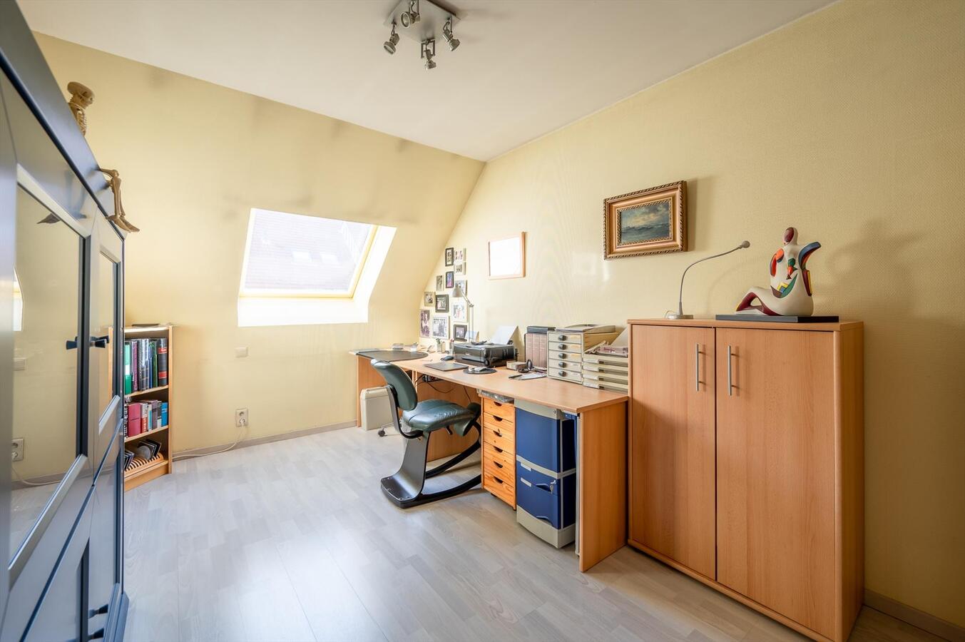 Goed gelegen woning met 4 slaapkamers, tuin &amp; parkeerplaats te Duinbergen 