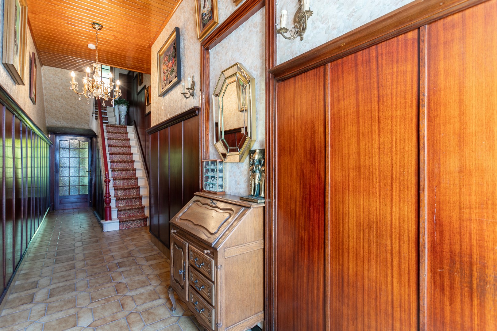 Te renoveren, karaktervolle woning met tal van mogelijkheden en tuin 