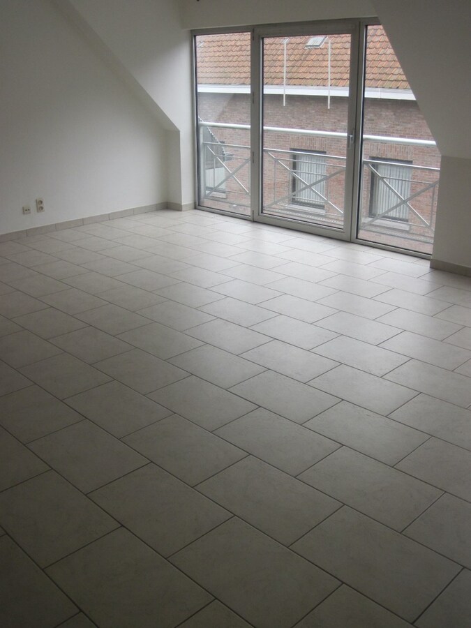 Bijzonder ruim appartement in hartje Kruishoutem. 