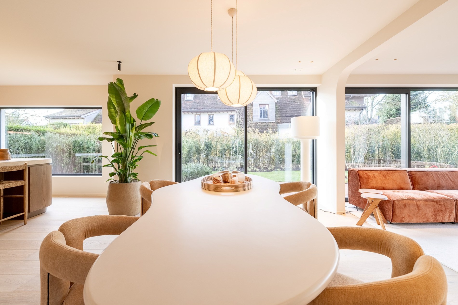 Luxueus gerenoveerde koppelvilla met zwembad in de Noordzeelaan te Knokke. 