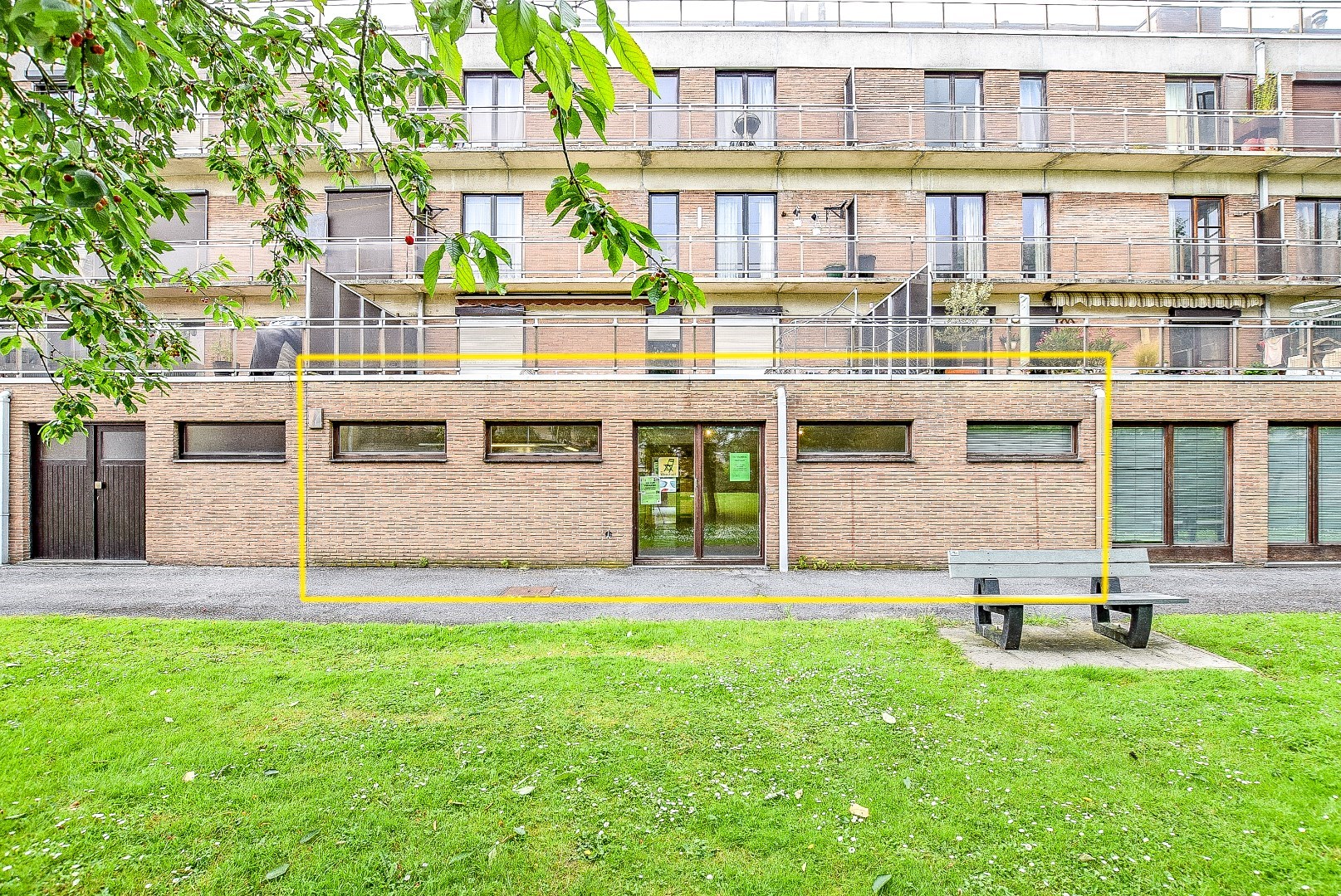 Centraal gelegen handelsruimte (148 m²) in centrum Diksmuide! 