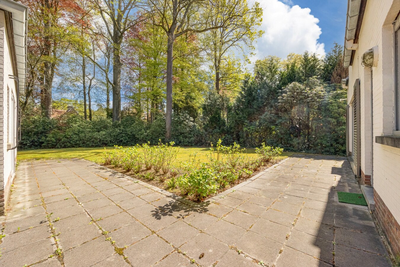 Villa met praktijkruimte en dubbele garage op riant perceel van 2.010 m² te Schoten 
