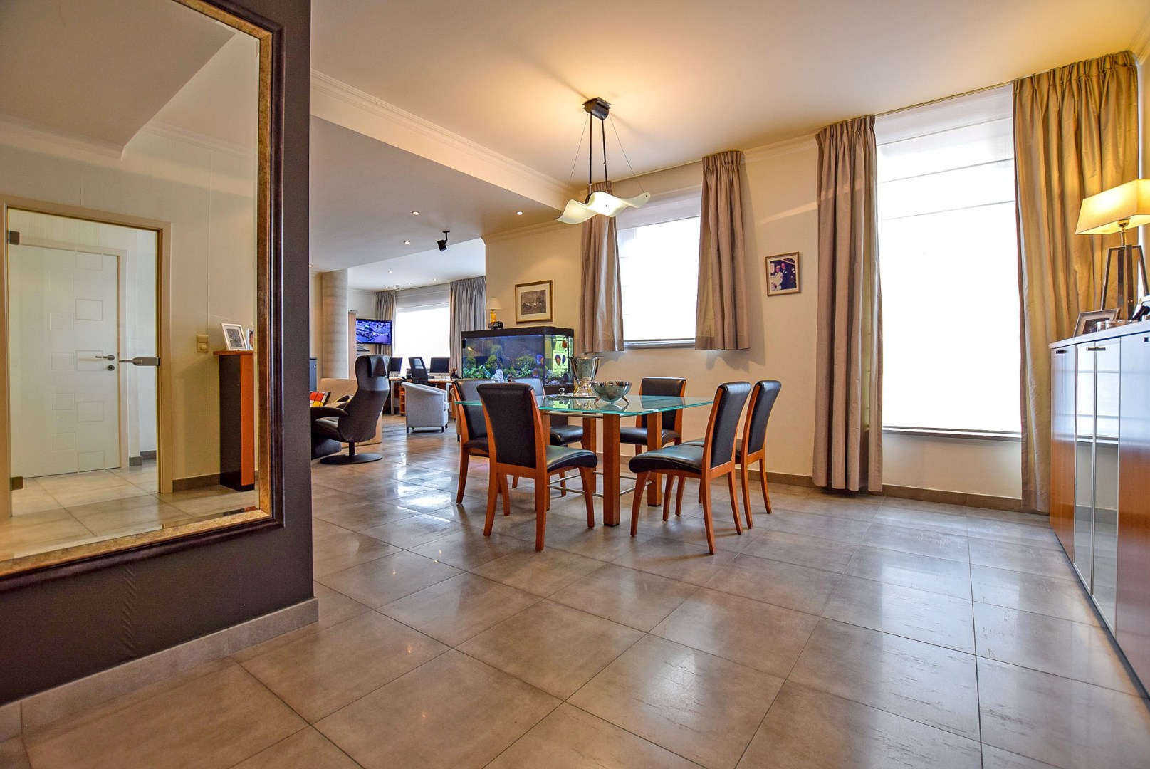 Prachtig onderhouden gelijkvloersappartement van maar liefst 175m² gelegen op 50m van het strand te Sint-Idesbald. 