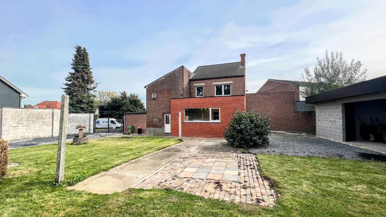 Deels gerenoveerde woning met zonnepanelen op perceel van 3168 m² 
