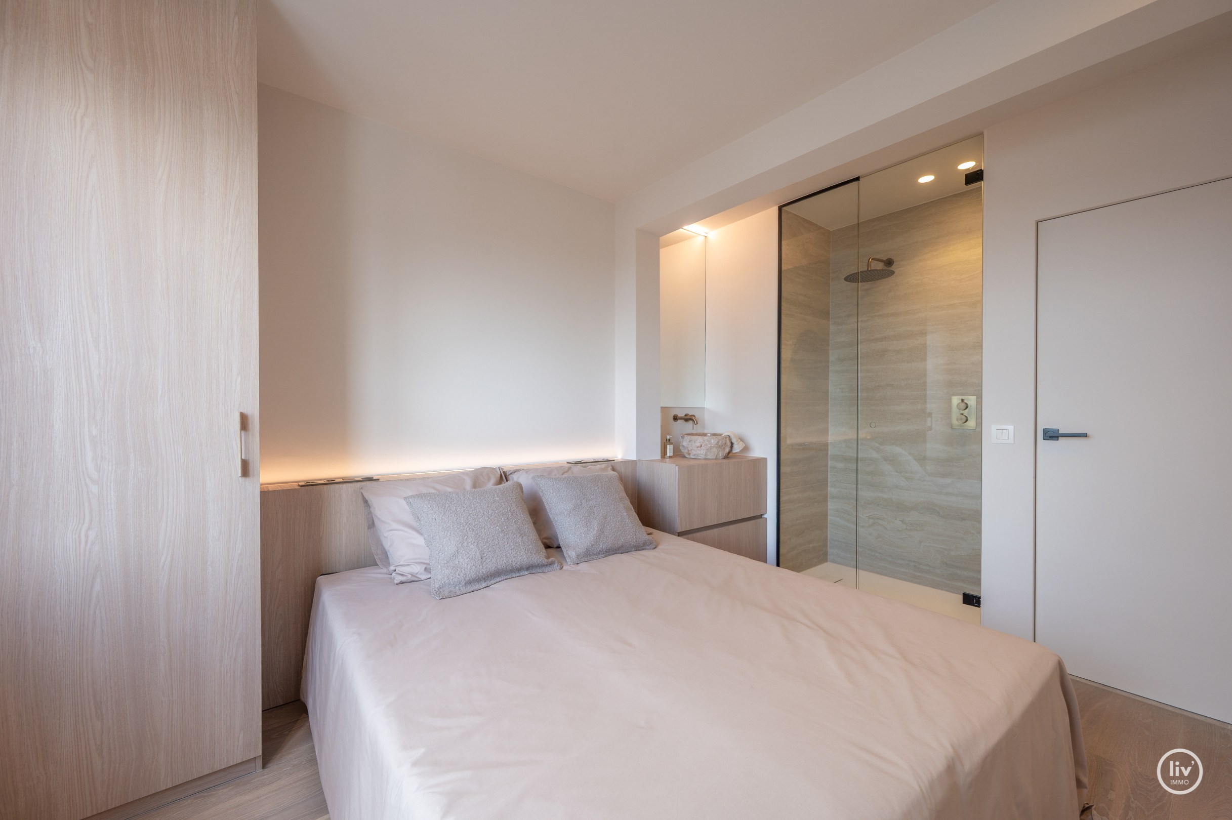 Luxueus volledig gerenoveerd 3 slaapkamer appartement te Lippenslaan gelegen op wandelafstand van het Albertstrand. 