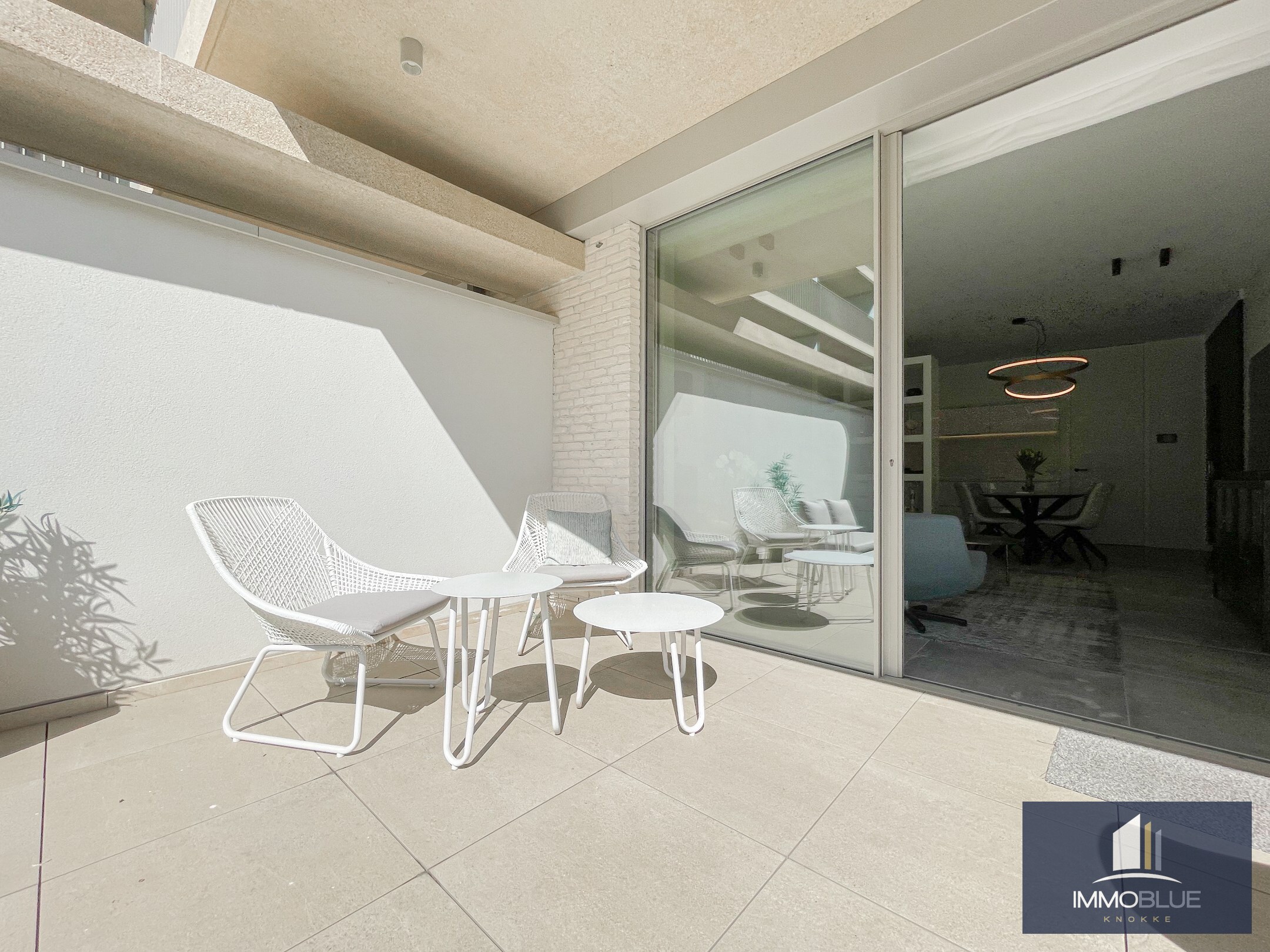 Subliem, luxueus tuinappartement met dubbele garage, rustig gelegen in een standingvolle residentie. 