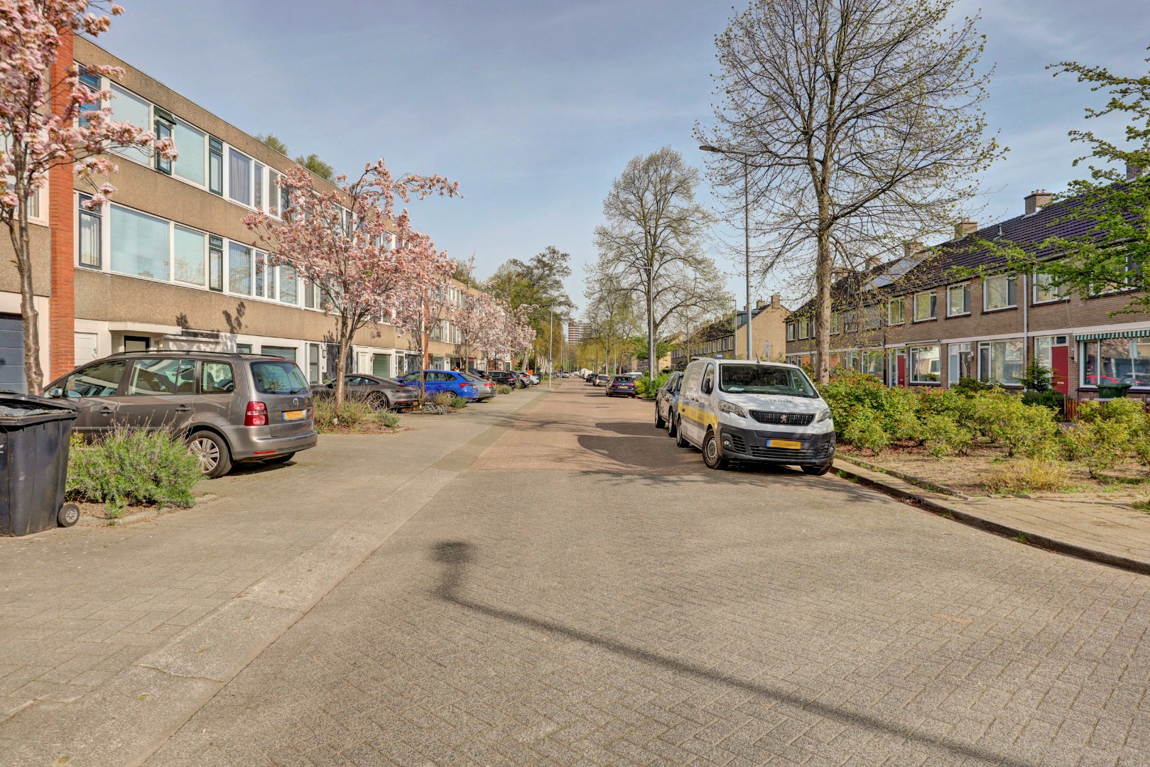 Woon-aanbieding 2 voor de prijs van één! Verrassend ruime 5-kamer woning, zonnige achtertuin, 2 keukens, 2 badkamers, parkeergelegenheid voor de deur.. 