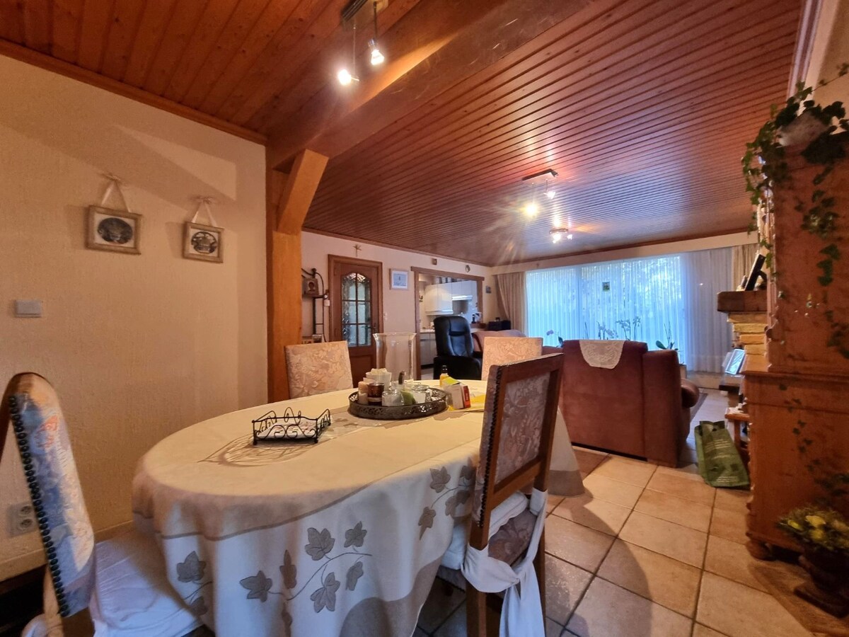 Zeer rustig gelegen, te renoveren halfopen woning met mooie tuin - Heist 