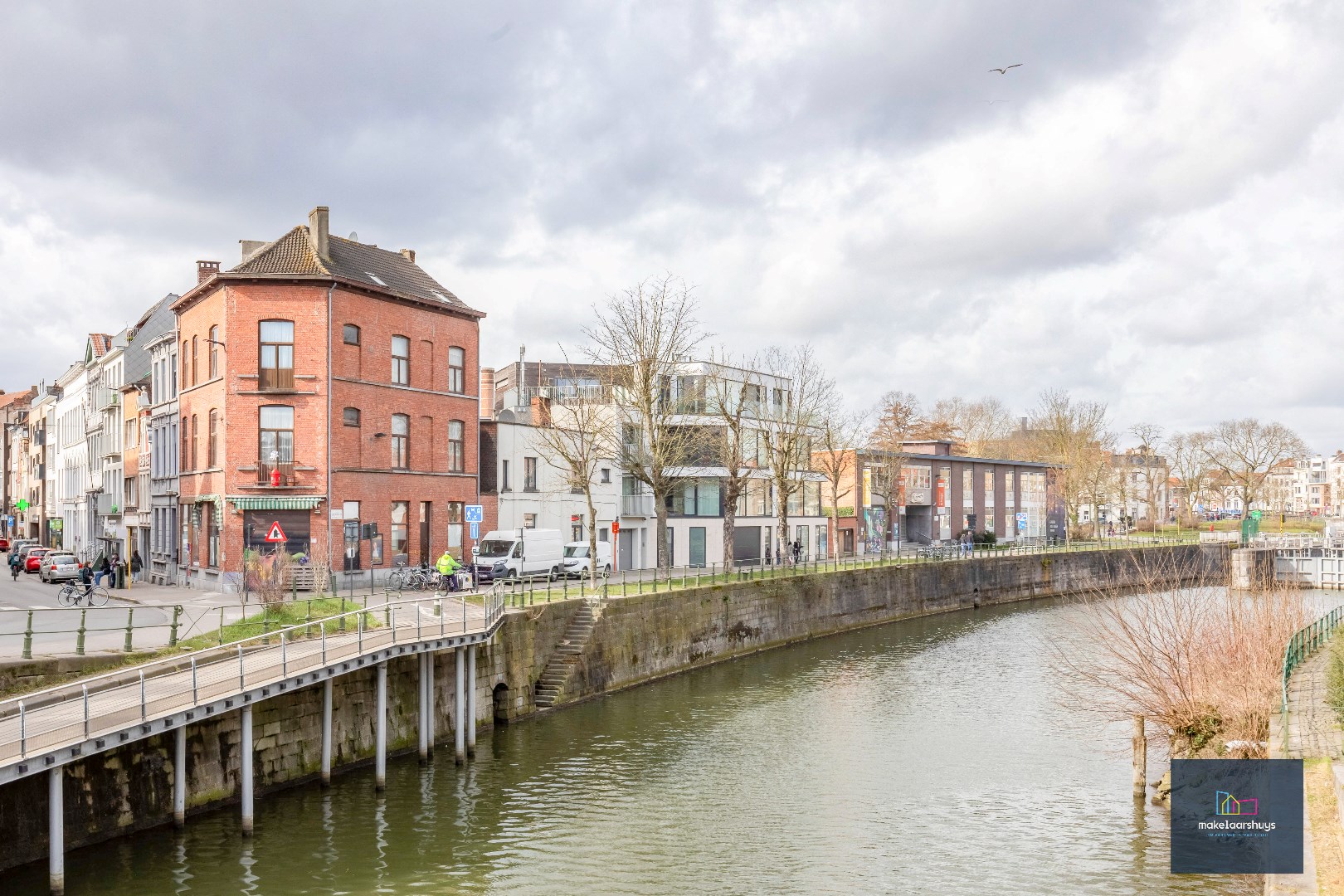 Ruim en goed gelegen 1-slp.app. met groot terras en overdekte staanplaats 