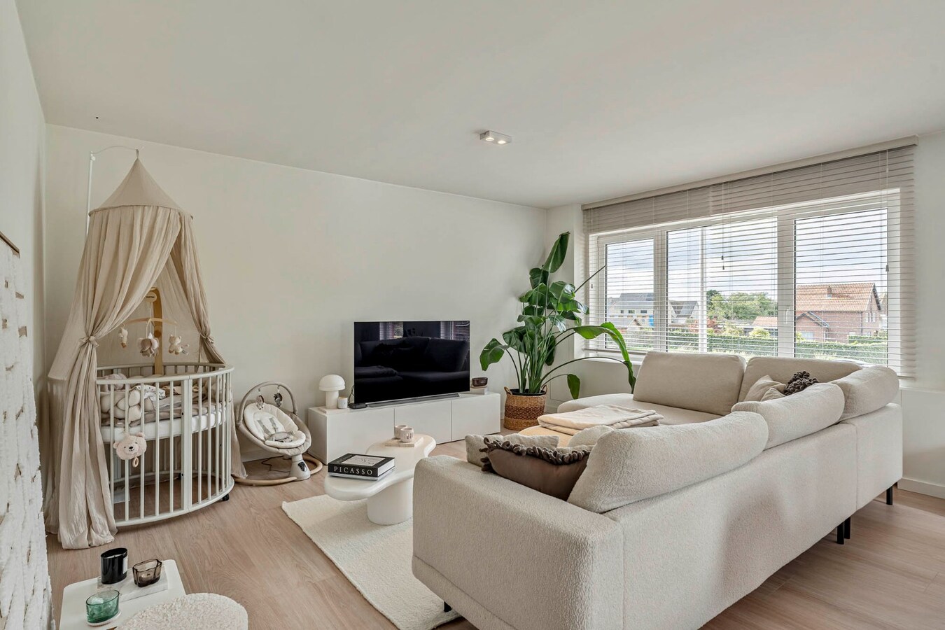 Comfortabel, mooi gerenoveerd duplex-appartement mét ruim terras en carport! 