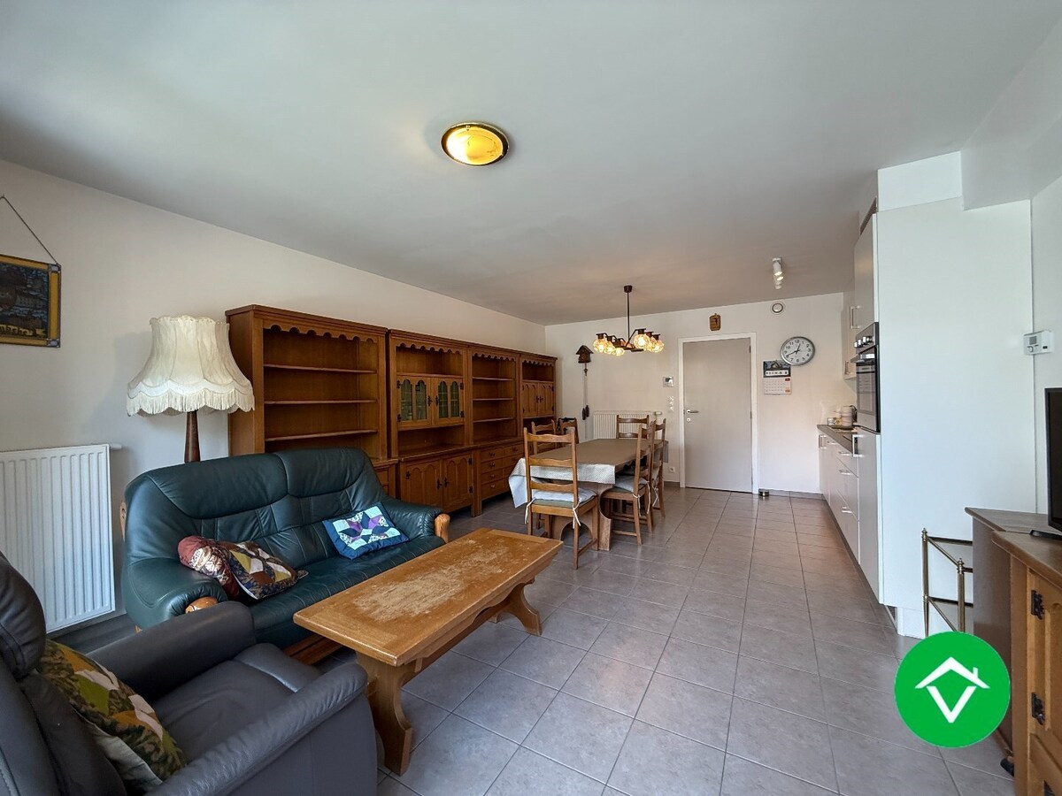 Gelijkvloers appartement op een centrale ligging met één slaapkamer, tuin en autostaanplaats te Roeselare 