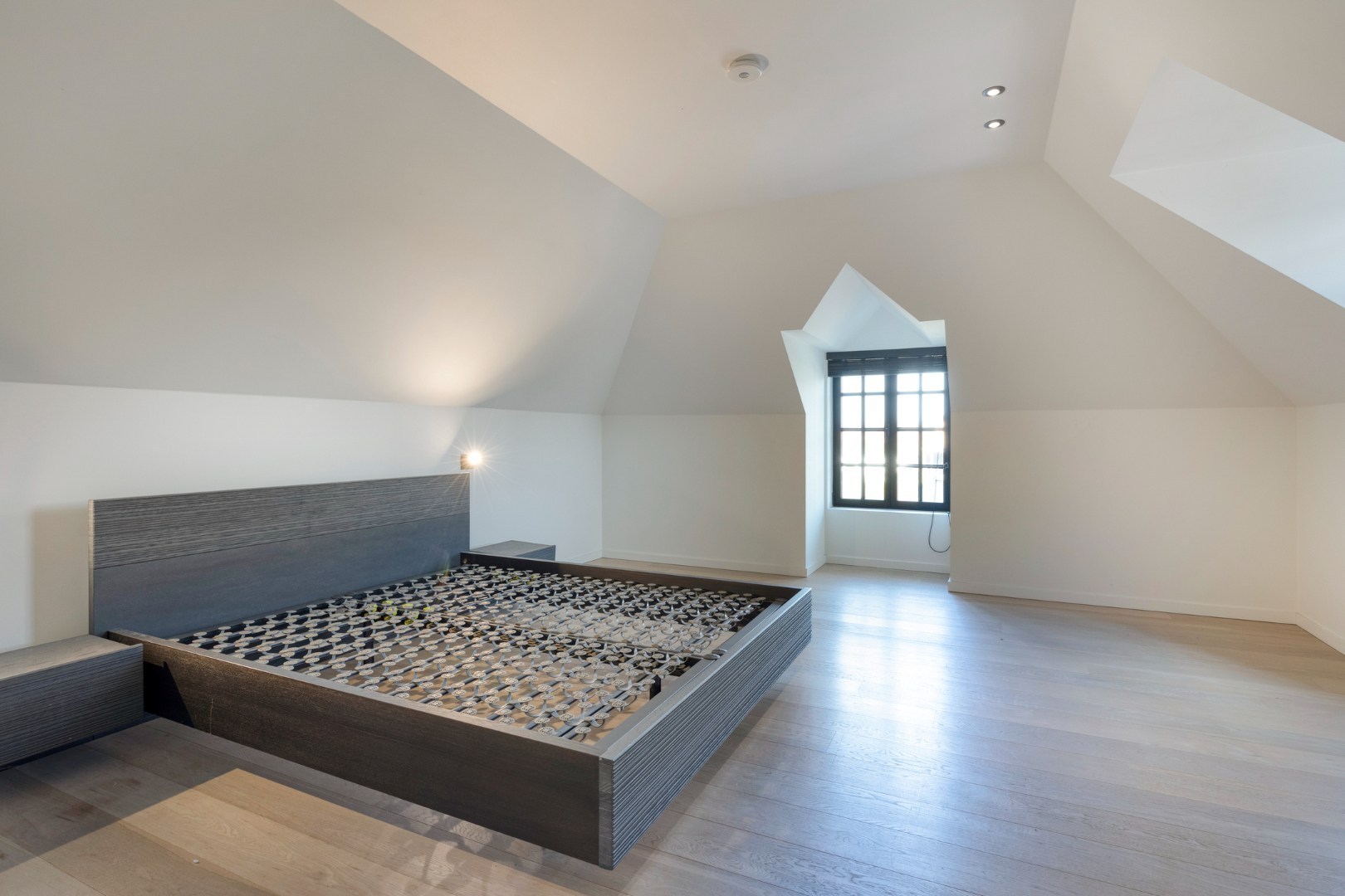 Geheel van schitterende villa + naastgelegen gezinswoning met landelijke ligging in Tongerlo 