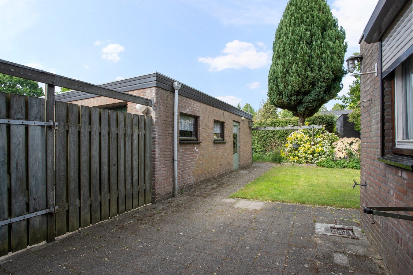 Vrijstaande woning gelegen op een rustige locatie op een kavel van maar liefst 450 m². 