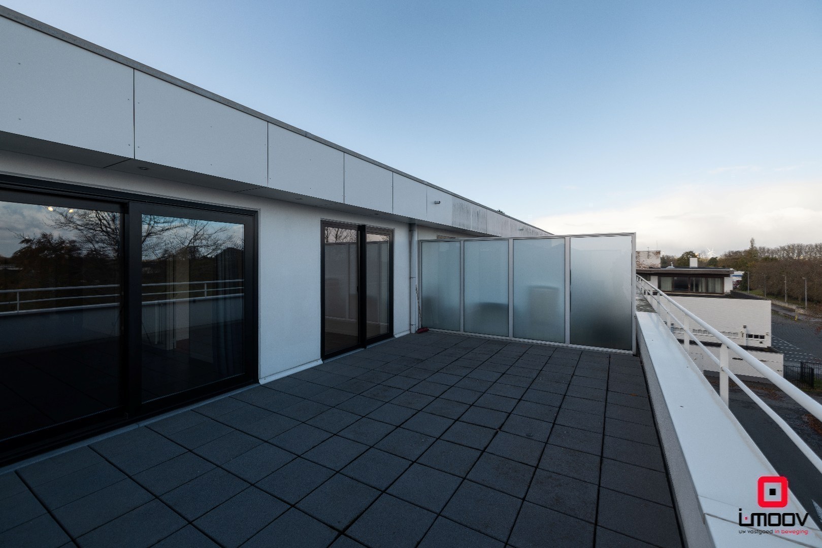 Lichtrijk en modern tweeslaapkamer appartement met groot terras in Oostakker 