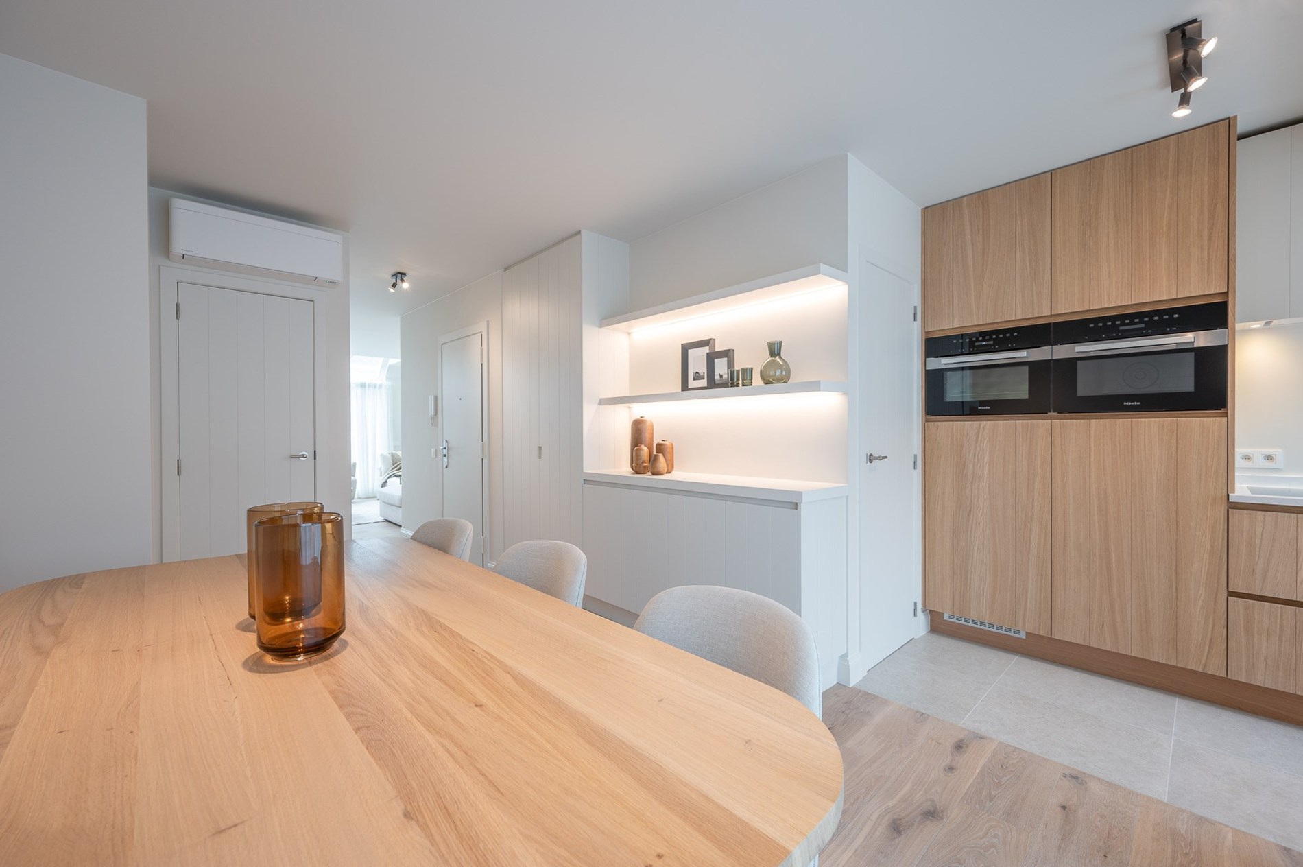 et strand.Magnifique appartement en duplex magnifiquement rénové avec vue latérale sur la mer, 2 chambres à coucher complètes, 2 grandes terrasses et un niveau de finition exceptionnel, situé à quelqu 