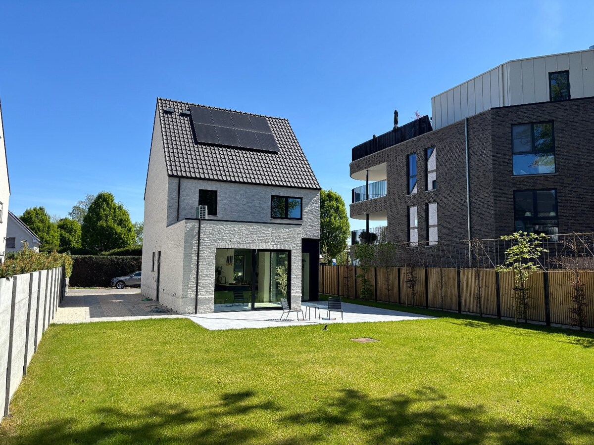 Nieuwbouwwoning met West-tuin in het centrum van Schilde 