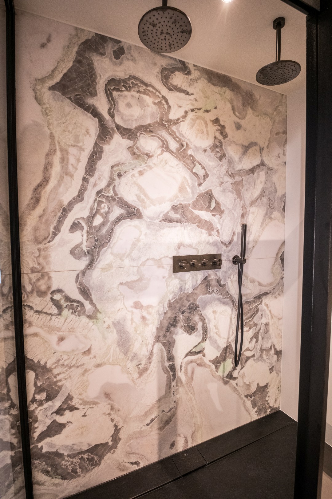 Dans un emplacement de choix, à quelques pas de la mer, se trouve cet appartement exclusif de plain-pied avec un jardin exceptionnellement spacieux et ensoleillé. Une combinaison rare de vie privée, d 