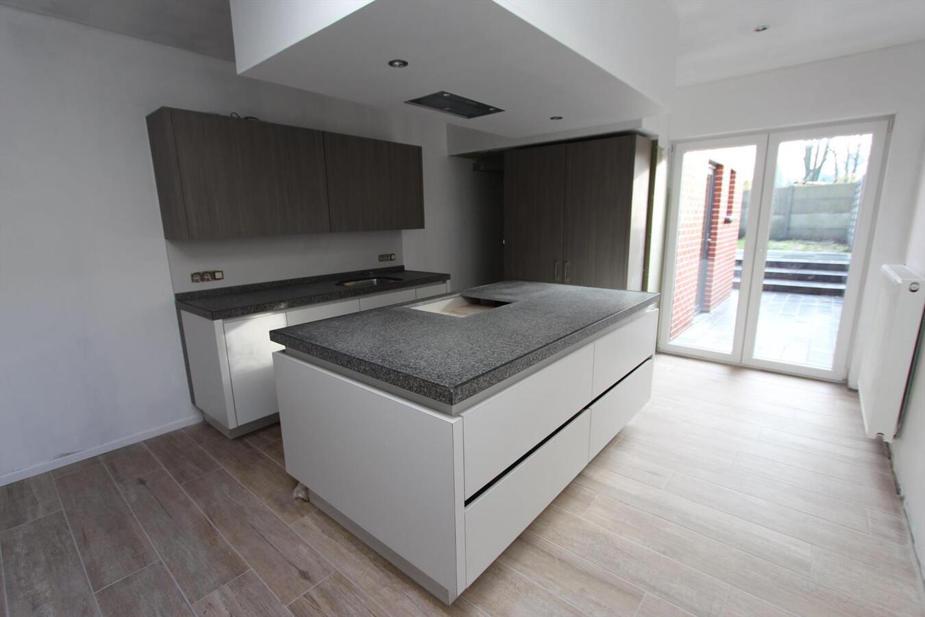 Volledig vernieuwde woning met 4 slaapkamers en garage te Roeselare 