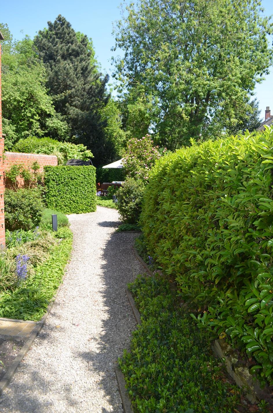 Ruime stijlvolle bel-etage met praktijkruimte, 5 slaapkamers en tuin te centrum Eeklo 