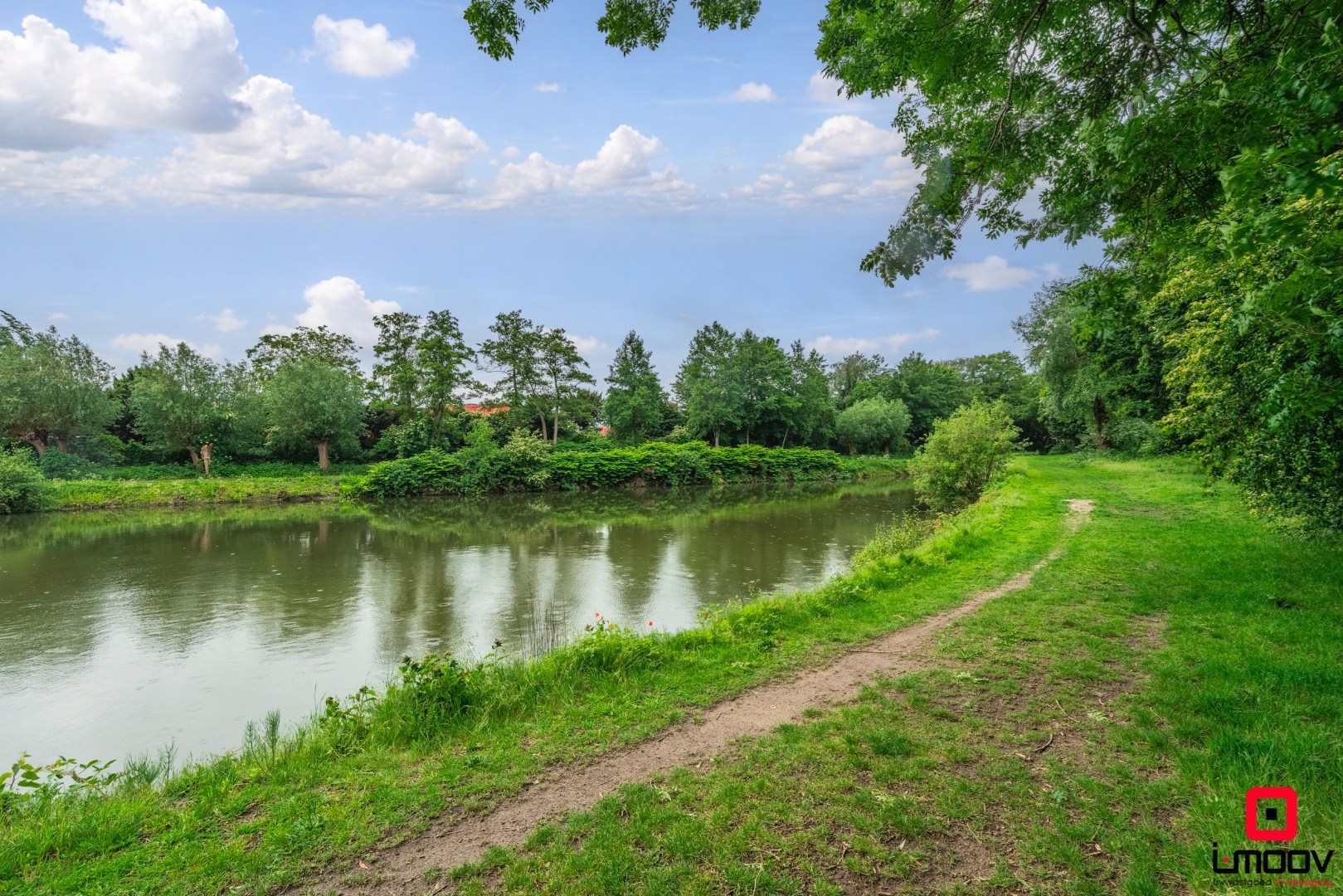 Karaktervolle voormalige apotheekwoning met groene tuin aan het water nabij UZ Gent 
