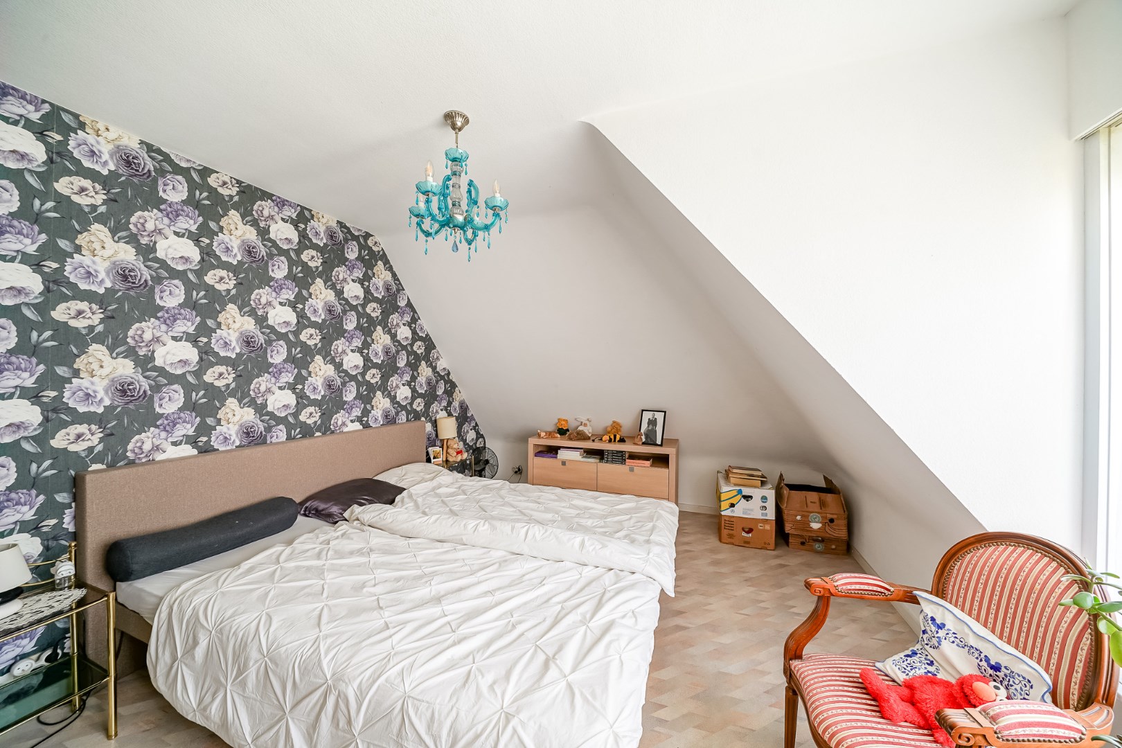 Opbrengstwoning met 2 verhuurde appartementen, tuin en 2 garages in Stene 