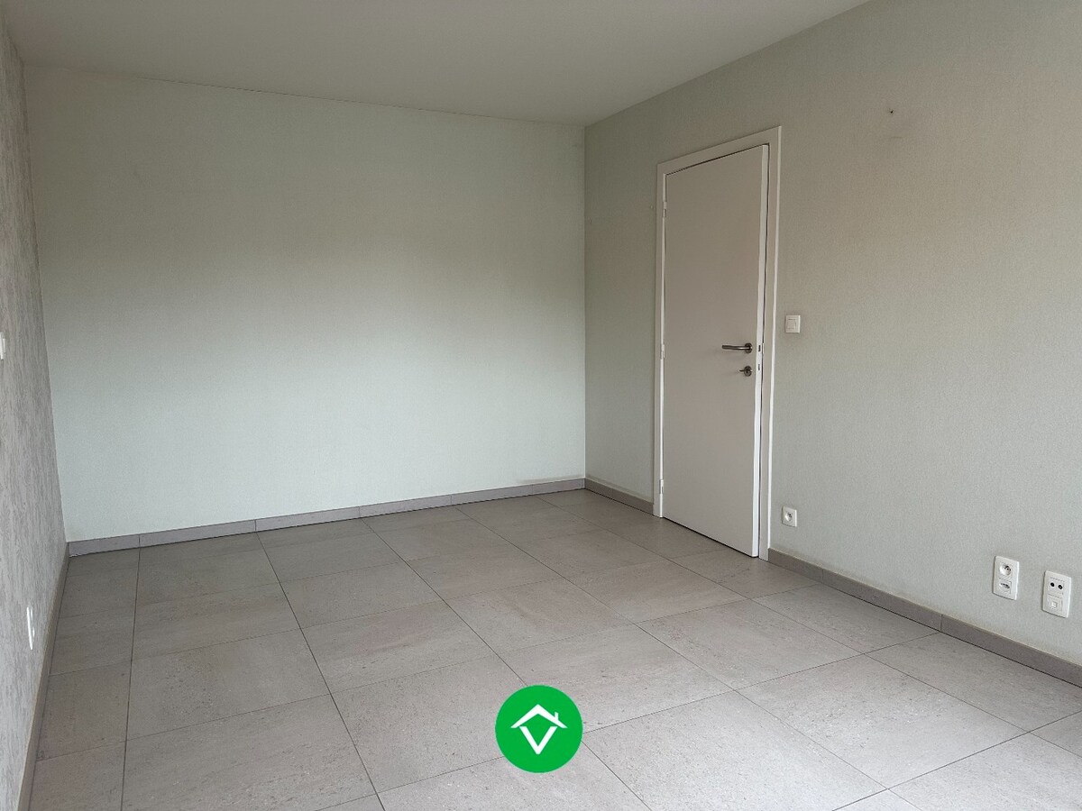 Charmant 2-slaapkamerappartement met garage en extra berging aan markt Kortemark 