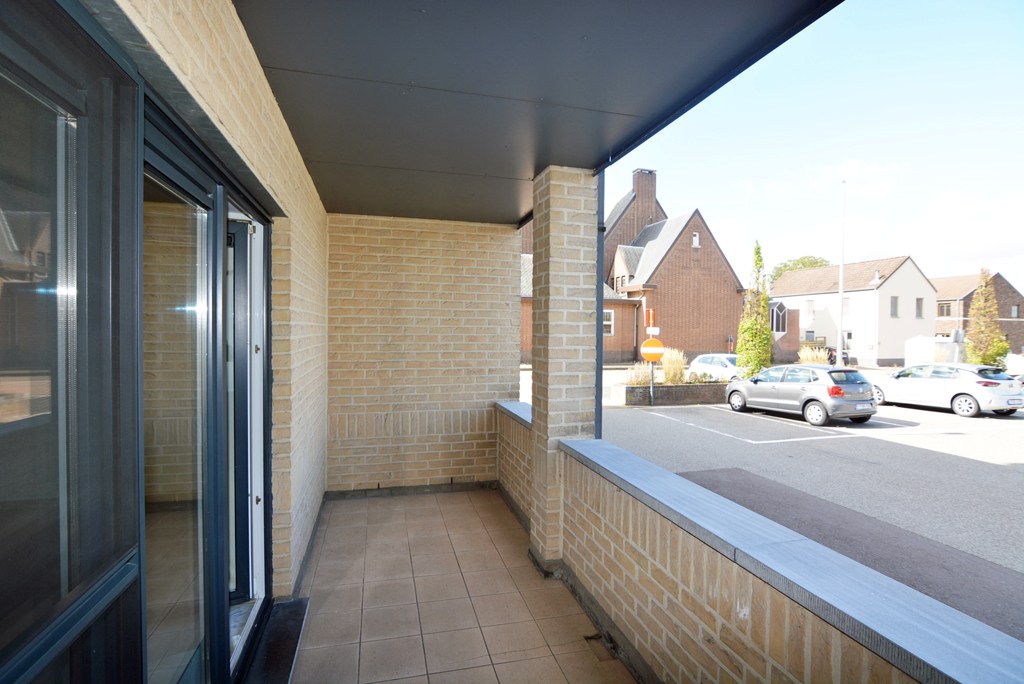 Gelijkvloers appartement (121 m²) met 2 slpks, overdekt terras, garage en kelderberging. 
