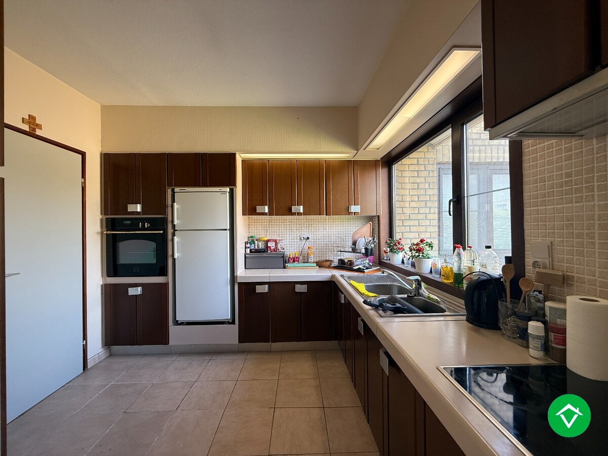 Rustig gelegen gelijkvloerse halfopen woning met 2 slpk's + dubbele garage 