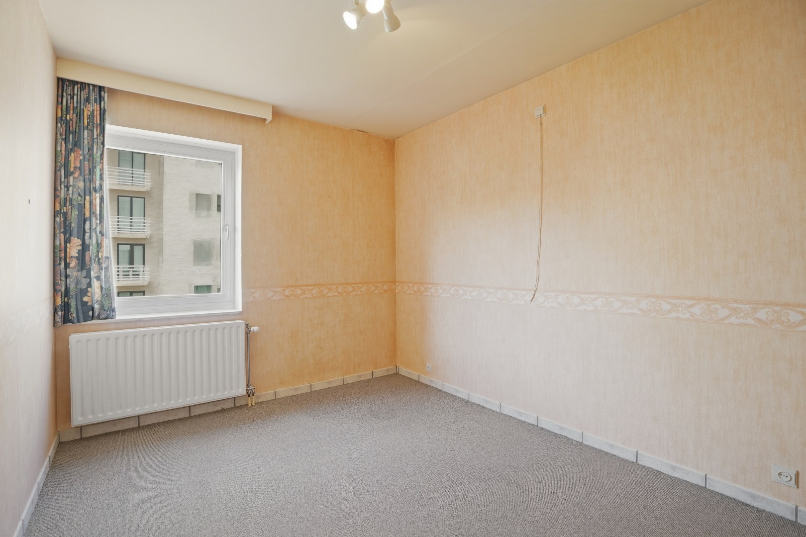 Op te frissen 2-slaapkamerappartement (73m²) te Koksijde Sint-Idesbald. 