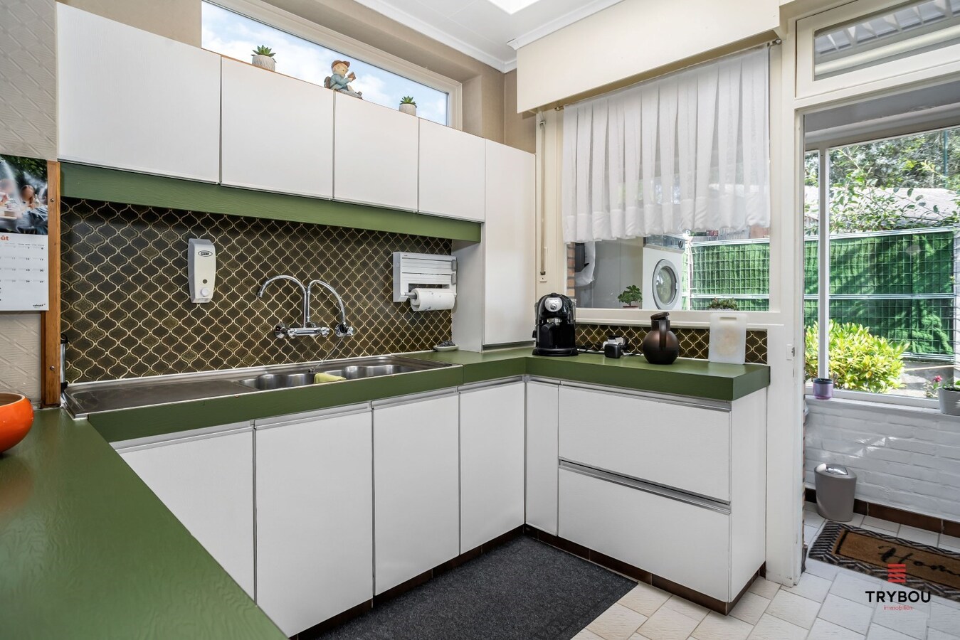 Centraal gelegen, halfopen woning met grote goed onderhouden tuin 