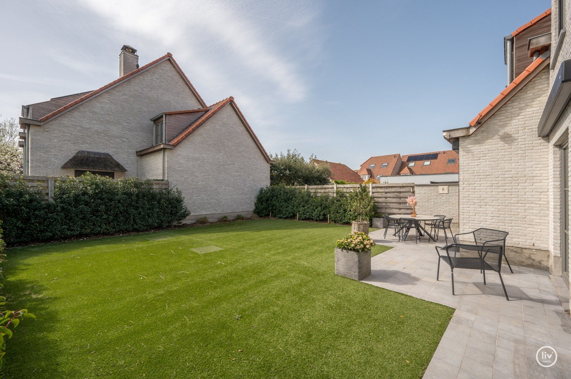 Prachtige halfopen woning met 5 slaapkamers en mooie tuin gelegen in Knokke. 