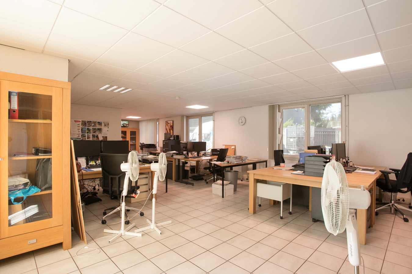 Deze vrijstaande woning met bedrijfsgebouwen staan aan de rand van Reusel tegen het bedrijventerrein. 