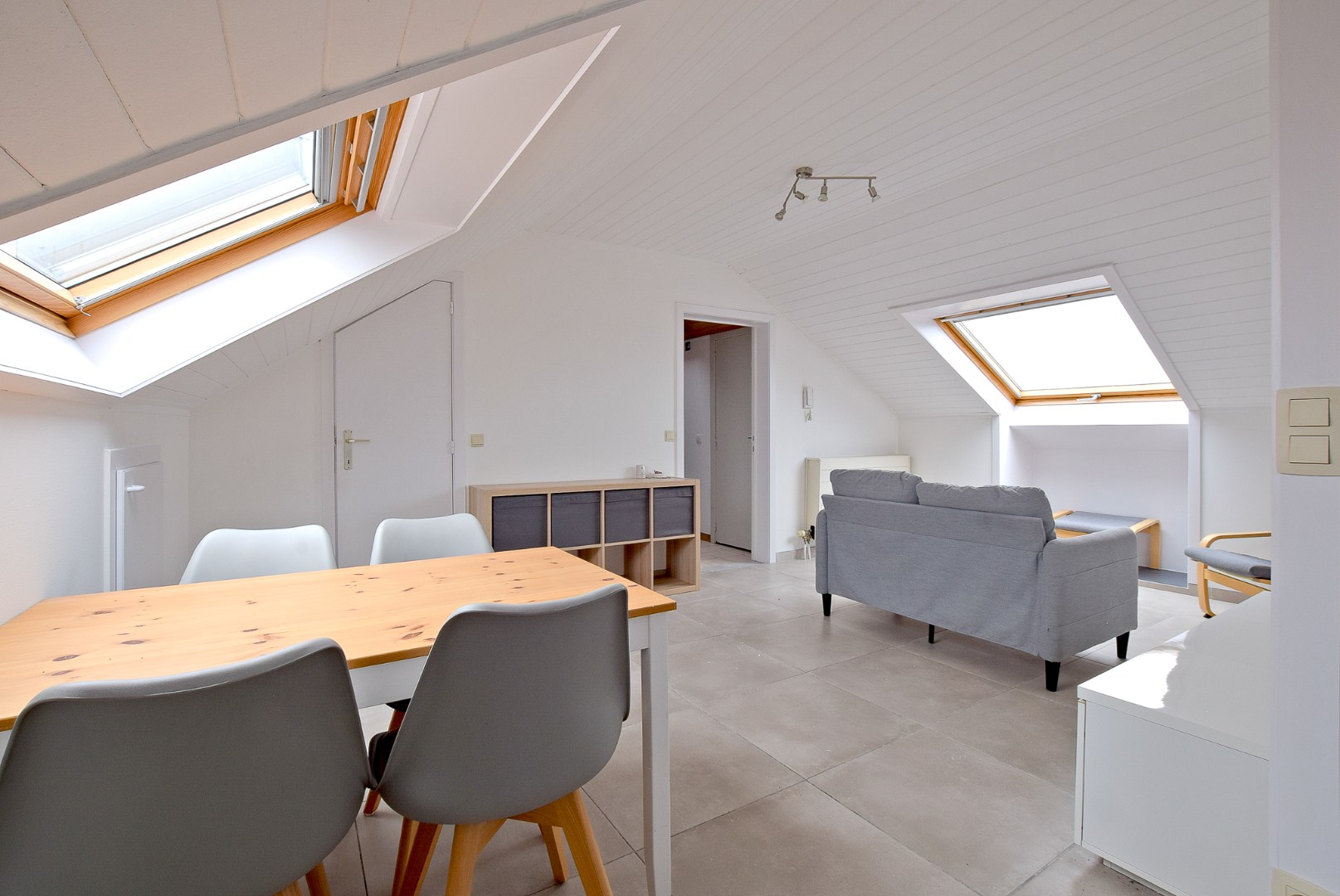 2 appartementen  (gerenoveerd in 2024) mogelijk afzonderlijk te verhuren 99m² + 46m², samen 145m²! - huuropbrengst 1500 €/maand! 