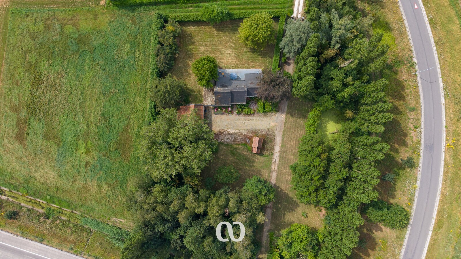 Ruime woning op 6.095 m² met uitstekende bereikbaarheid in Kruishoutem 