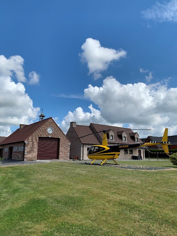 Vaste propriété sur 52 ares comprenant une habitation de 300 m² et un espace pro ou détente de 150m². 