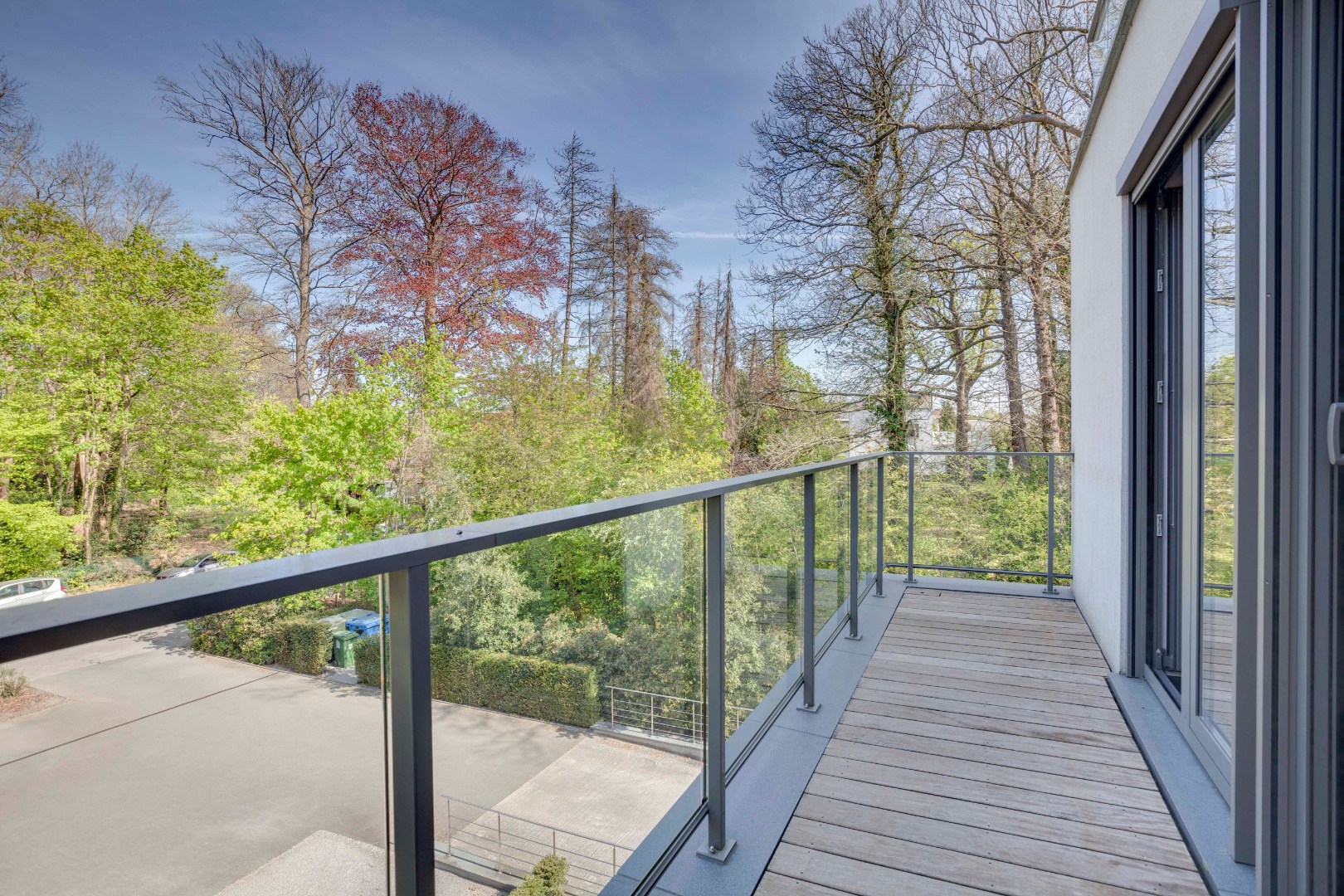 Instapklaar modern appartement  met terras en ondergrondse staanplaats 