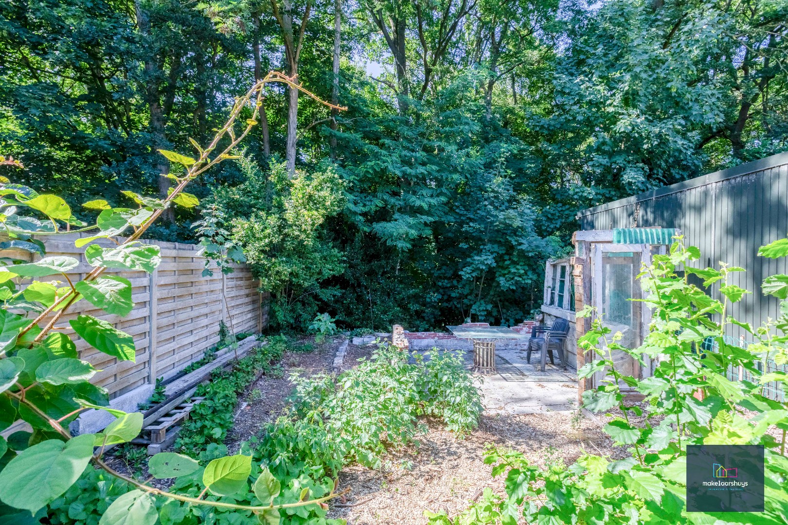 VERKOCHT !!! Residentieel gelegen  te renoveren halfopen bebouwing met tuin 