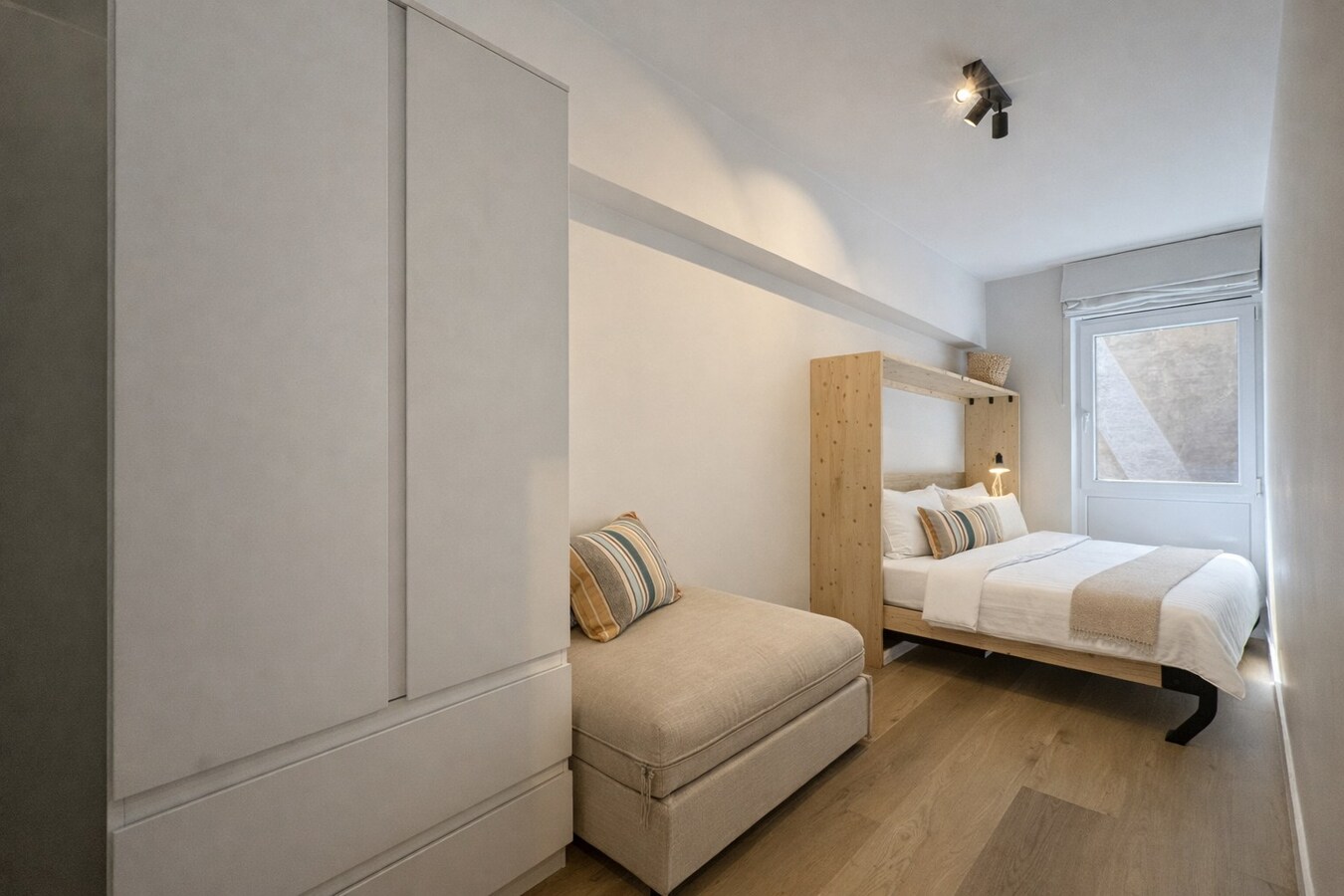 Gerenoveerd 2-slaapkamerappartement met frontaal ZEEZICHT op de Zeedijk te Heist. 