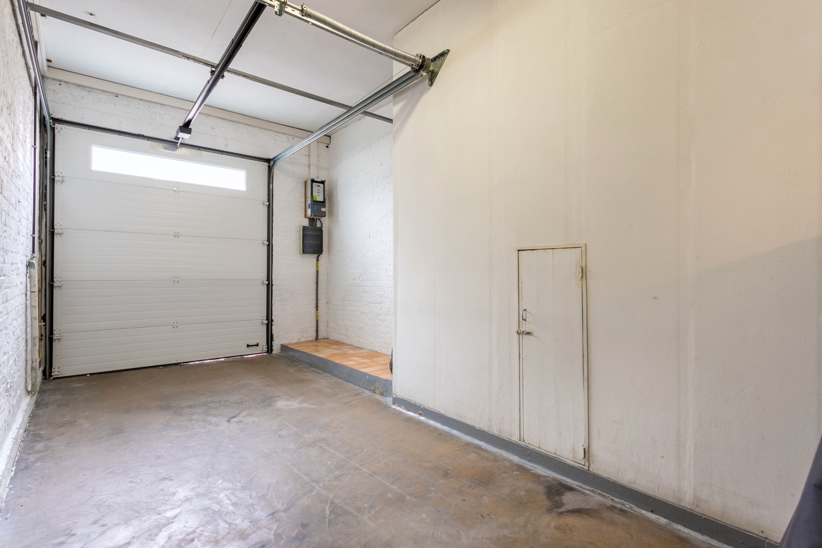 Deels gerenoveerde woning met tuin en garage op gunstige ligging te Halle 