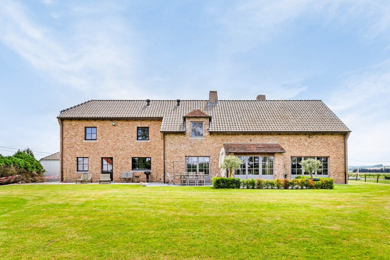 Uitzonderlijk gelegen landelijke villa met bijgebouw 