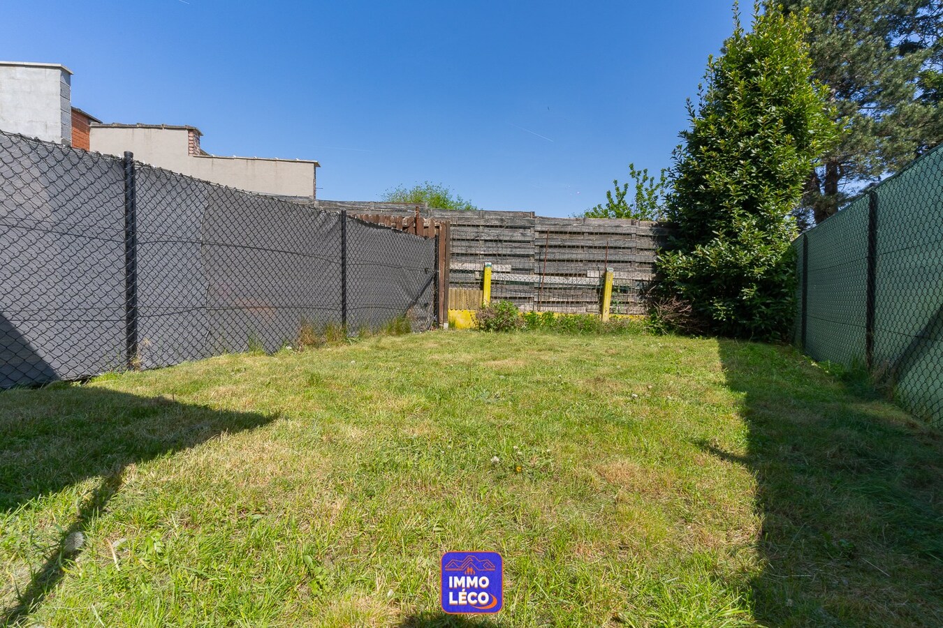 Maison rénovée avec beaux volumes et jardin. 