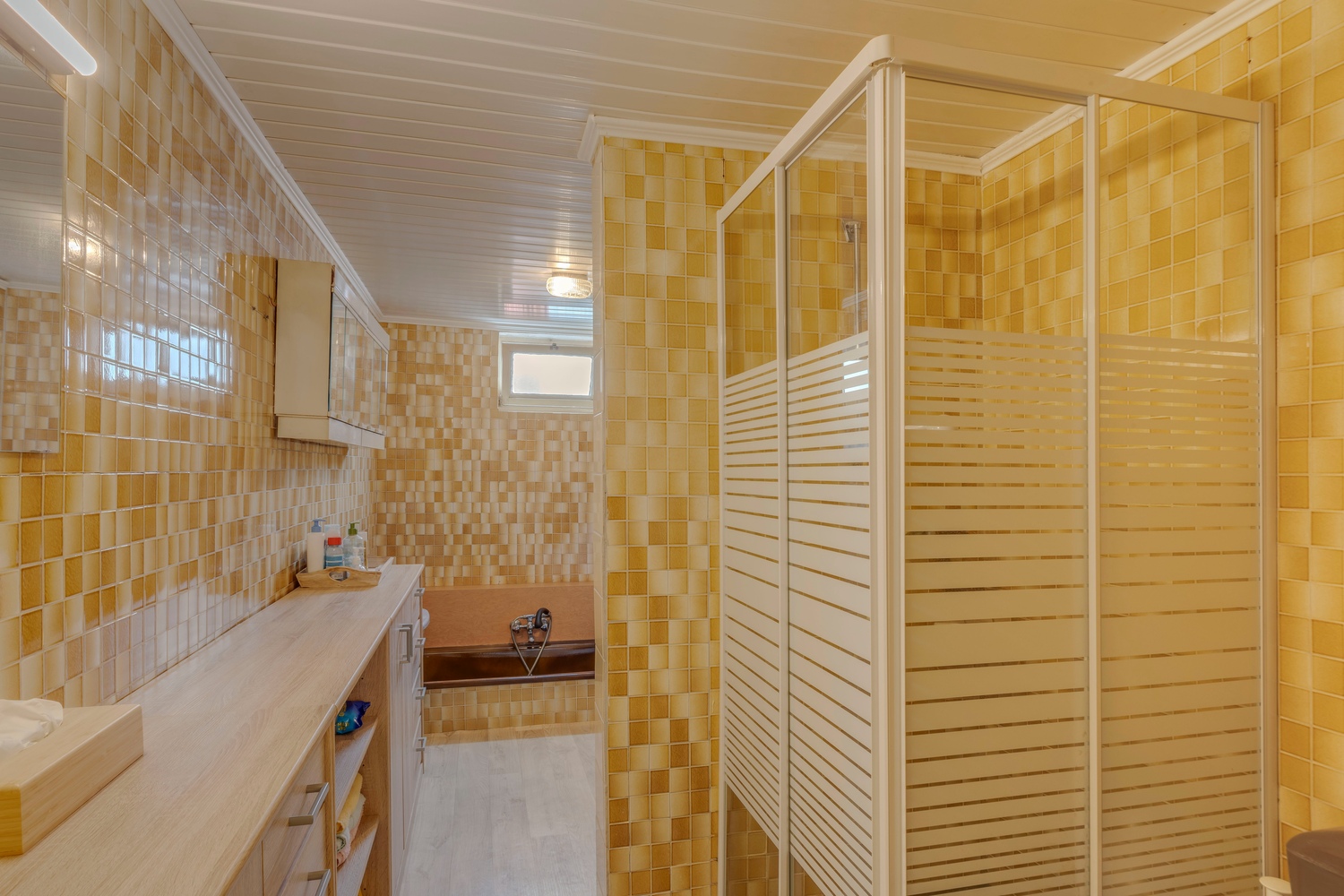 Op te knappen woning met prachtige tuin! 