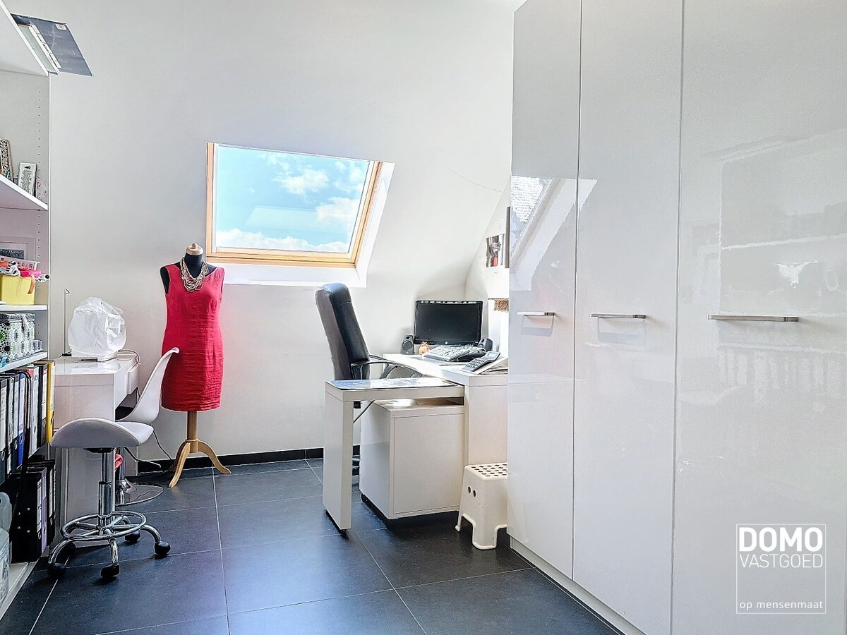 Luxe duplex appartement met inpandig terras, lift en garagebox, gelegen in het centrum van Alken - energielabel A. 